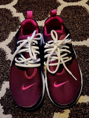Nike Women's Maroon & Pink Athletic Sneakers